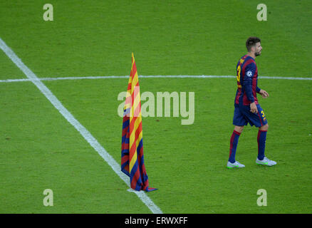 Barcelonas Gerard Pique ist neben einem katalanischen Flagge gesehen, nachdem die UEFA Champions League Finale Fußballspiel zwischen Juventus FC und dem FC Barcelona im Olympiastadion in Berlin, Deutschland, 6. Juni 2015. Foto: Thomas Eisenhuth/dpa Stockfoto