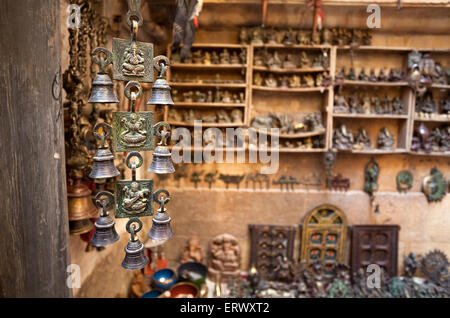 Diverse Glocken, Souvenirs und Statuen im Shop in Jaisalmer Fort zu vermarkten, Karnataka, Indien Stockfoto