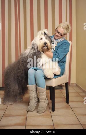 Frau und Old English Sheepdog Stockfoto