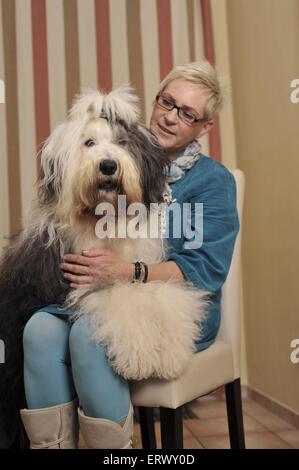 Frau und Old English Sheepdog Stockfoto