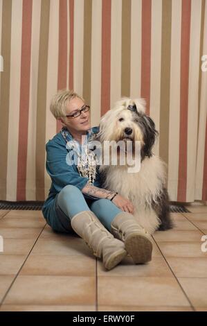 Frau und Old English Sheepdog Stockfoto