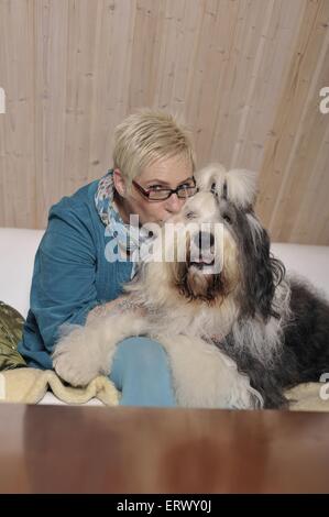 Frau und Old English Sheepdog Stockfoto