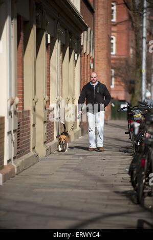 Mann mit Beagle Stockfoto