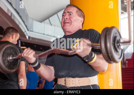 Breda, Niederlande. 7. Juni 2015. Kandidat der strengen Armcurling Meisterschaft tut sein Bestes, während die Richter hält ein Auge auf die Performamce bei der strengen Armcurling-Meisterschaft in Breda, in den Niederlanden am 7. Juni 2015. Bildnachweis: YellowPaul/Alamy Live-Nachrichten Stockfoto