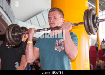 Breda, Niederlande. 7. Juni 2015. Kandidat der strengen Armcurling Meisterschaft tut sein Bestes, während die Richter hält ein Auge auf die Performamce bei der strengen Armcurling-Meisterschaft in Breda, in den Niederlanden am 7. Juni 2015. Bildnachweis: YellowPaul/Alamy Live-Nachrichten Stockfoto