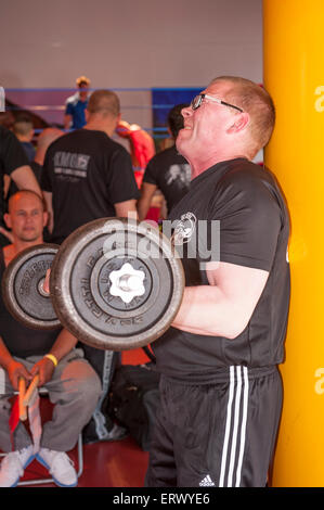 Breda, Niederlande. 7. Juni 2015. Kandidat der strengen Armcurling Meisterschaft tut sein Bestes, während die Richter hält ein Auge auf die Performamce bei der strengen Armcurling-Meisterschaft in Breda, in den Niederlanden am 7. Juni 2015. Bildnachweis: YellowPaul/Alamy Live-Nachrichten Stockfoto