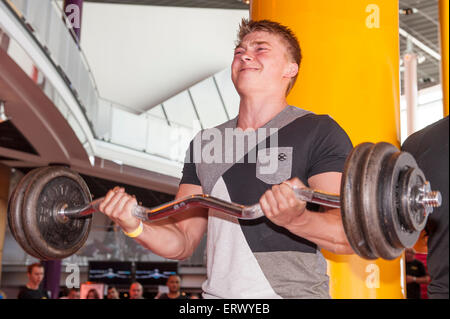 Breda, Niederlande. 7. Juni 2015. Kandidat der strengen Armcurling Meisterschaft tut sein Bestes, während die Richter hält ein Auge auf die Performamce bei der strengen Armcurling-Meisterschaft in Breda, in den Niederlanden am 7. Juni 2015. Bildnachweis: YellowPaul/Alamy Live-Nachrichten Stockfoto