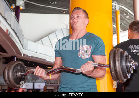 Breda, Niederlande. 7. Juni 2015. Kandidat der strengen Armcurling Meisterschaft tut sein Bestes, während die Richter hält ein Auge auf die Performamce bei der strengen Armcurling-Meisterschaft in Breda, in den Niederlanden am 7. Juni 2015. Bildnachweis: YellowPaul/Alamy Live-Nachrichten Stockfoto