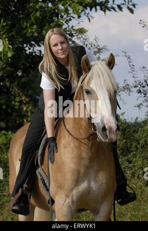 Frau reitet auf Haflinger-Pferd Stockfoto