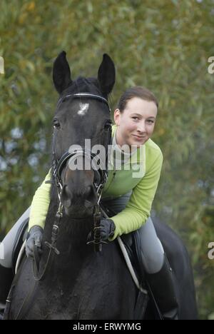 Frau reitet Warmblut Stockfoto