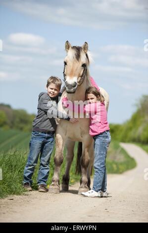Kinder und Fjord Pferd Stockfoto