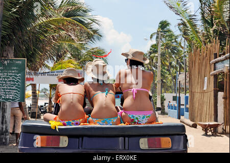 Maracaipe Beach, Pernambuco, Brasilien, 2007. Drei Frauen mit unterschiedlichen Höhen tragen Bikinis und Hüte, sitzt auf einem Buggy. Stockfoto