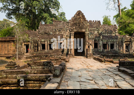 Westlichen Gopuram im dritten Ring der Stadtmauer, kopflose Dvarapalas, Preah Khan Tempel, Angkor, Siem Reap, Kambodscha Stockfoto