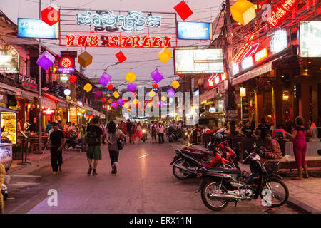 Pub Street in der Nacht, Nachtleben, Angkor, Siem Reap, Kambodscha Stockfoto