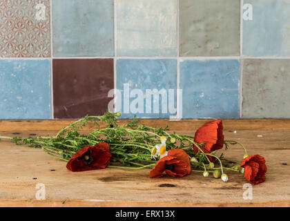wilde Blumen auf einem Holztisch Stockfoto