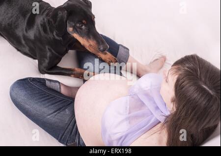 Frau und Dobermann Stockfoto