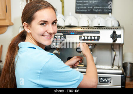 Frau im Cafe Tasse Kaffee Stockfoto