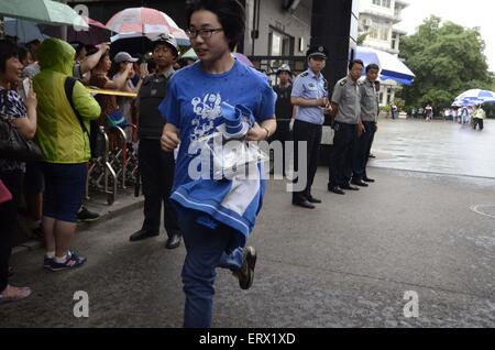 Peking, Peking, CHN, China. 8. Juni 2015. Peking, CHINA - 8. Juni 2015: (Nur zur redaktionellen Verwendung. CHINA aus) ein Student verlässt Peking Nr. 4 High School nach Abschluss der nationalen Hochschule Eingang Prüfung (NCEE) in Peking, 8. Juni 2015. Die 2015 endete nationalen College-Aufnahmeprüfung am Montag in den meisten Teilen von China (in einigen Provinzen, die die NCEE einen Tag länger dauern wird). Insgesamt 9,42 Millionen Studenten saßen für die Prüfungen in diesem Jahr. © SIPA Asien/ZUMA Draht/Alamy Live-Nachrichten Stockfoto