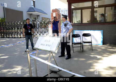 Peking, Peking, CHN, China. 8. Juni 2015. Peking, CHINA - 8. Juni 2015: (Nur zur redaktionellen Verwendung. CHINA aus) die Prüfung Website von Peking Nr. 4 High School während der nationalen Hochschule Eingang Prüfung (NCEE) in Peking, 8. Juni 2015. Die 2015 endete nationalen College-Aufnahmeprüfung am Montag in den meisten Teilen von China (in einigen Provinzen, die die NCEE einen Tag länger dauern wird). Insgesamt 9,42 Millionen Studenten saßen für die Prüfungen in diesem Jahr. © SIPA Asien/ZUMA Draht/Alamy Live-Nachrichten Stockfoto