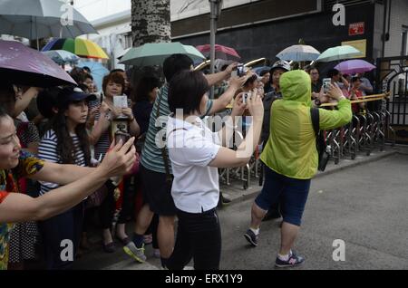 Peking, Peking, CHN, China. 8. Juni 2015. Peking, CHINA - 8. Juni 2015: (Nur zur redaktionellen Verwendung. CHINA aus) Eltern warten außerhalb des Geländes Prüfung von Peking Nr. 4 High School während der nationalen Hochschule Eingang Prüfung (NCEE) in Peking, 8. Juni 2015. Die 2015 endete nationalen College-Aufnahmeprüfung am Montag in den meisten Teilen von China (in einigen Provinzen, die die NCEE einen Tag länger dauern wird). Insgesamt 9,42 Millionen Studenten saßen für die Prüfungen in diesem Jahr. © SIPA Asien/ZUMA Draht/Alamy Live-Nachrichten Stockfoto