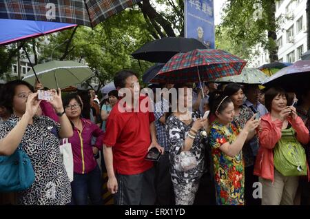 Peking, Peking, CHN, China. 8. Juni 2015. Peking, CHINA - 8. Juni 2015: (Nur zur redaktionellen Verwendung. CHINA aus) Eltern warten außerhalb des Geländes Prüfung von Peking Nr. 4 High School während der nationalen Hochschule Eingang Prüfung (NCEE) in Peking, 8. Juni 2015. Die 2015 endete nationalen College-Aufnahmeprüfung am Montag in den meisten Teilen von China (in einigen Provinzen, die die NCEE einen Tag länger dauern wird). Insgesamt 9,42 Millionen Studenten saßen für die Prüfungen in diesem Jahr. © SIPA Asien/ZUMA Draht/Alamy Live-Nachrichten Stockfoto