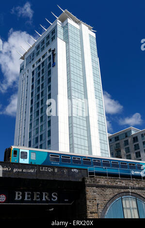 Radisson Blu Hotel mit Bute Street Bridge und Zug, Cardiff, Südwales, UK. Stockfoto