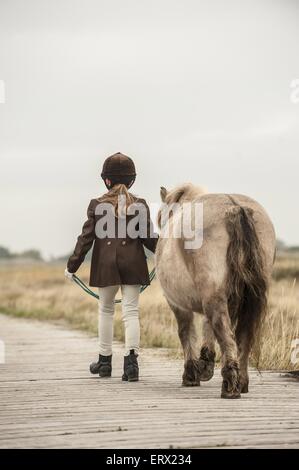 Mädchen und Shetland Pony Stockfoto