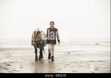 Mädchen und Shetland Pony Stockfoto