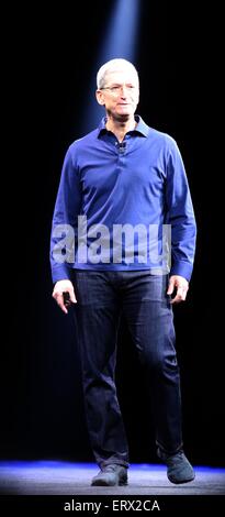 San Francisco, USA. 8. Juni 2015. Apple-Chef Tim Cook spricht auf der WWDC 2015 Apple-Entwicklerkonferenz im Moscone Center West in San Francisco, USA, 8. Juni 2015. Bildnachweis: Dpa picture Alliance/Alamy Live News Stockfoto