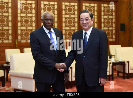 (150609)--Peking, 9. Juni 2015 (Xinhua)--Yu Zhengsheng (R), Vorsitzender des Nationalkomitees der chinesischen politischen Beratenden Konferenz (CPPCC), trifft sich mit angolanischen Präsident José Eduardo Dos Santos in Peking, Hauptstadt von China, 9. Juni 2015.    (Xinhua/Zhang Duo) (wf) Stockfoto