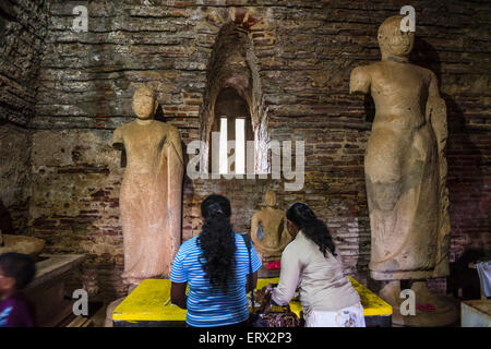 Alte Stadt von Polonnaruwa, Menschen beten im Thuparama House (Thuparama Gedige) in Polonnaruwa Viereck, Sri Lanka Stockfoto