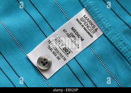 In Indonesien hergestellt - Label in Blue Harbour Marks & Spencer mans Blau soft touch Shirt - im UK Vereinigtes Königreich, Großbritannien verkauft. Stockfoto