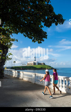 SALVADOR, Brasilien - 11. März 2015: Paar aktiven brasilianischen Frauen Fuß entlang der Strandpromenade Promenade in Barra. Stockfoto