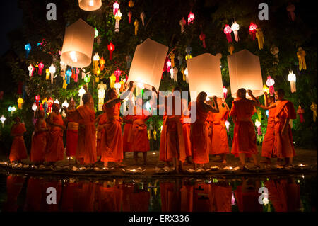 CHIANG MAI, THAILAND - 7. November 2014: Gruppen von buddhistischen Mönchen starten Himmelslaternen bei Yee Peng Festival of Lights. Stockfoto