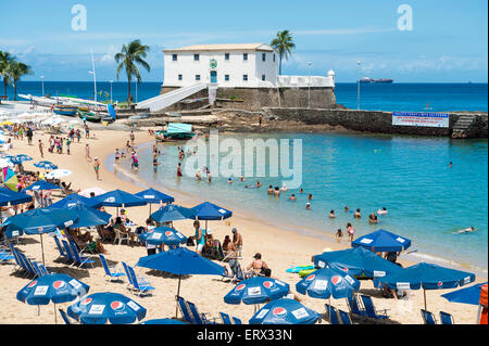 SALVADOR, Brasilien - 13. März 2015: Beachgoers nutzen ruhige See am Strand von Porto da Barra Beach. Stockfoto