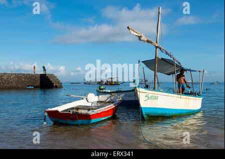 SALVADOR, Brasilien - 11. März 2015: Traditionelle bunte Fischerboote im Hafen von Porto da Barra Beach sitzen. Stockfoto