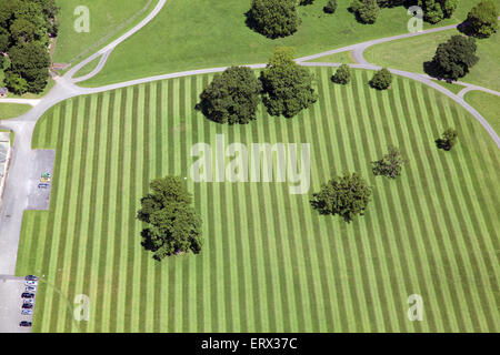 Luftaufnahme von einem gestreiften Rasen, stripey Rasen Muster mit Bäumen, UK Stockfoto