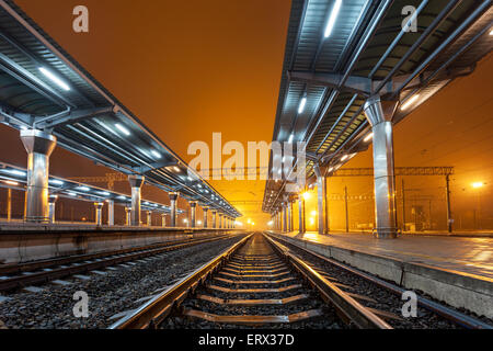 Bahnhof in der Nacht. Bahnsteig im Nebel. Eisenbahn in Donezk. Stockfoto