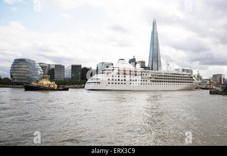 London, Großbritannien. 08. Juni 2015. Tug verschieben MV Silver Cloud von ihrem Liegeplatz neben HMS Belfast Auf der Themse London UK letzten Abend. Das Schiff war in Rückwärtsrichtung durch die Tower Bridge manövriert hat, mit Hilfe von zwei Schleppern Svitzer Cecilia und Svitzer Brunel. Stockfoto