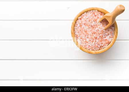 Himalaya-Salz in Holzschale Stockfoto