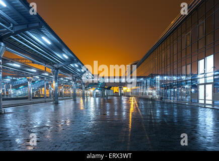 Bahnhof in der Nacht. Bahnsteig im Nebel. Eisenbahn in Donezk. Stockfoto