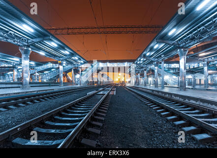 Bahnhof in der Nacht. Bahnsteig im Nebel. Eisenbahn in Donezk. Stockfoto