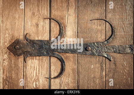 alte rostige dekoratives Element und Holztür. Hintergrund für design Stockfoto