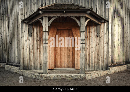 Alte Holztür mit Schloss und Wand. Hintergrund für design Stockfoto