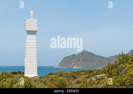 Denkmal in der Nähe von Cape Point (sichtbar im Rücken) gedenken Reise um das Kap von Vasco da Gama 1497. Dient als Leuchtfeuer helfen Stockfoto