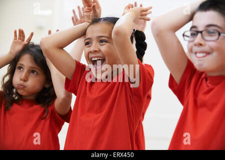 Gruppe von Kindern, die Drama-Klasse gemeinsam genießen Stockfoto