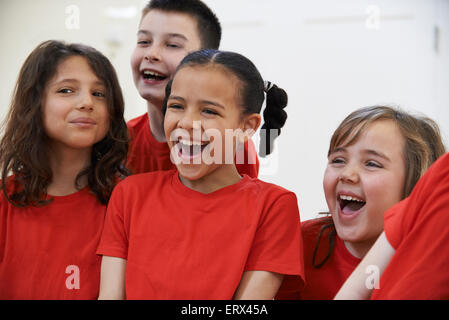 Gruppe von Kindern, die Drama-Klasse gemeinsam genießen Stockfoto