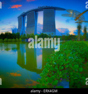 Singapur-Mai 29: Blick auf Libelle Teich und Marina Bay Sands in Gärten an der Bucht am 29. Mai 2015 in Singapur. Stockfoto