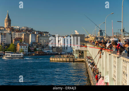 Fischer am Galata-Brücke, Istanbul, Türkei Stockfoto