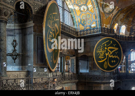 Top Innenansicht der Hagia Sophia mit osmanischen Medaillon, Sultanahmet, Istanbul, Türkei Stockfoto